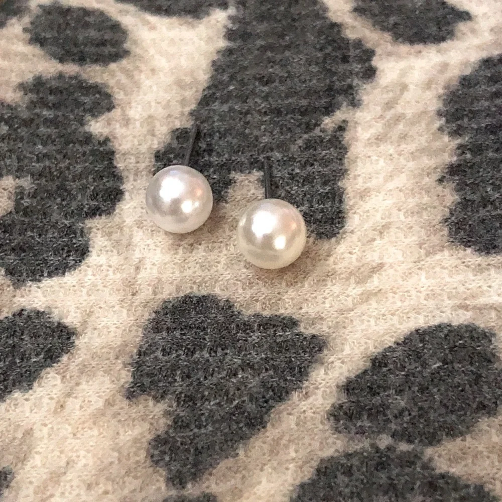 🕸️ Classic Faux Pearl Stud Earrings